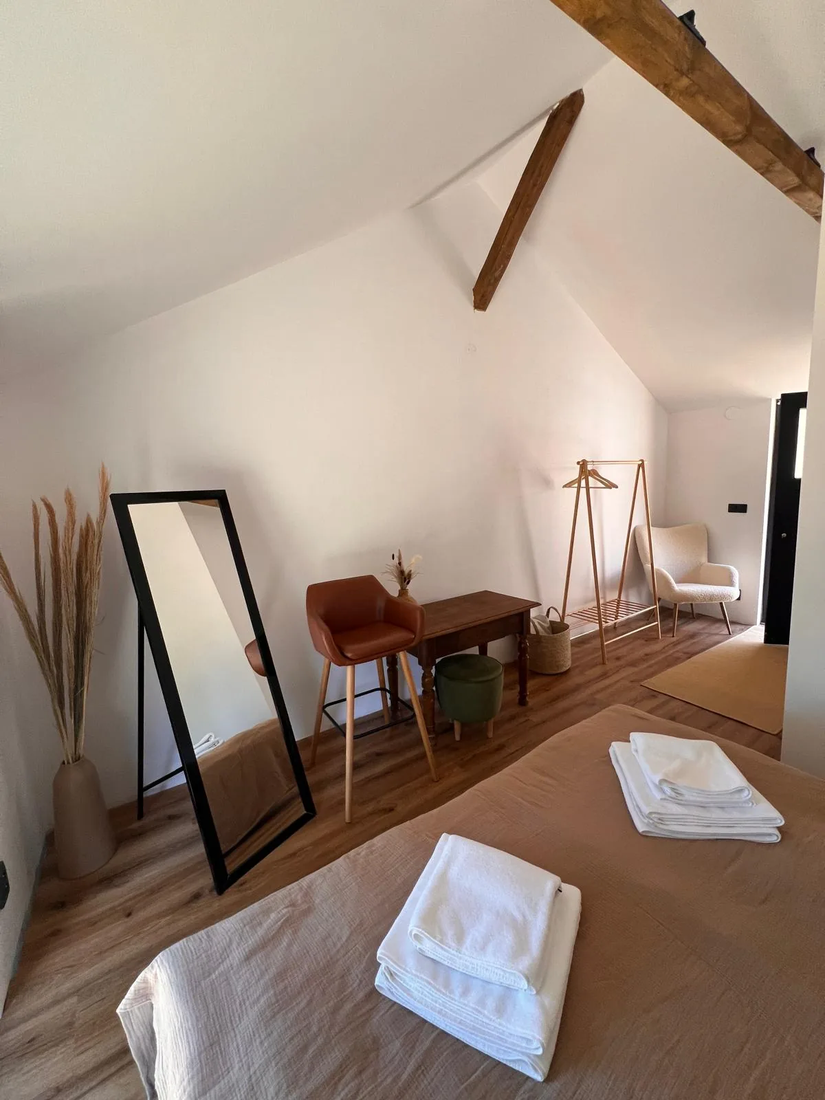 Obývací pokoj apartmánu s krbem a dřevěným obložením