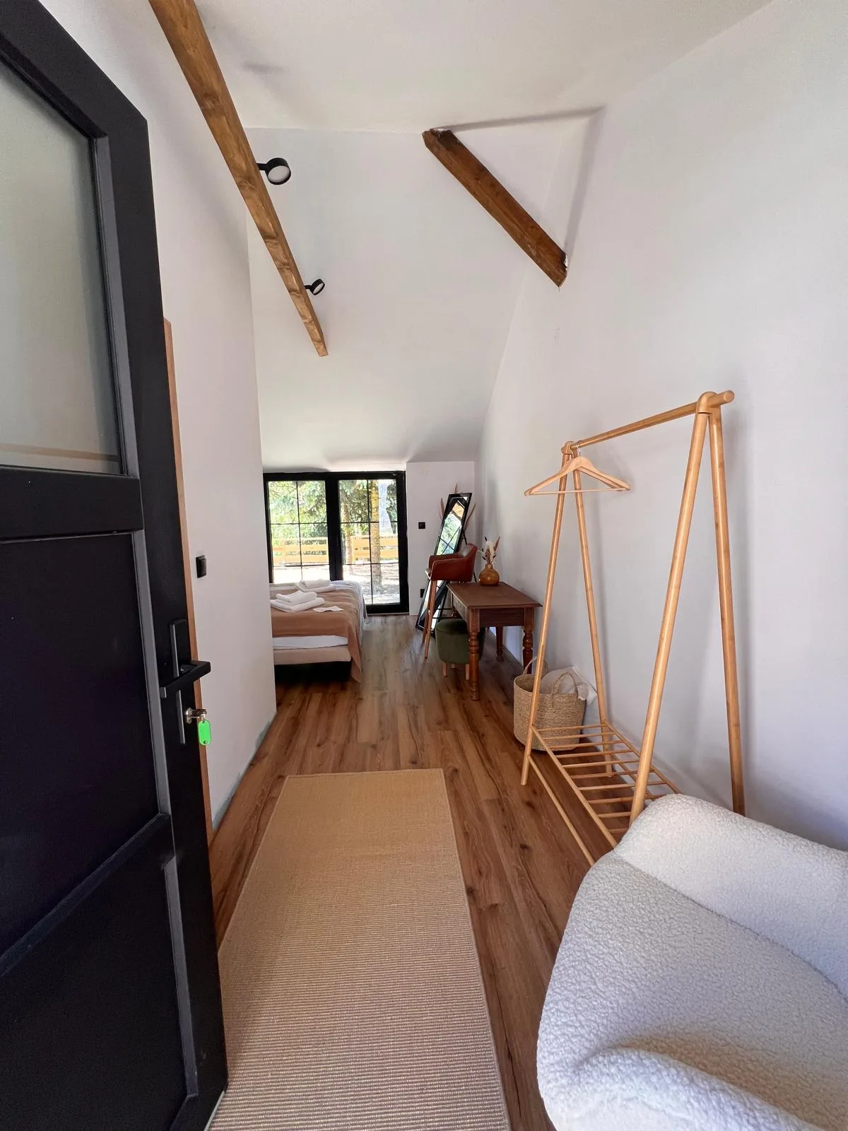 Kuchyň apartmánu s dřevěnými skříňkami